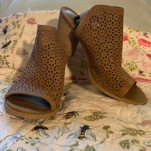 Universal thread strap back, toe cut outs